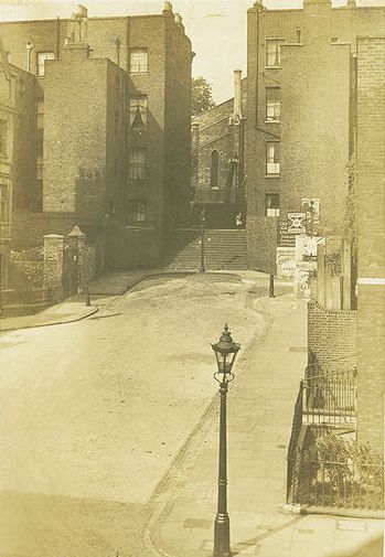 386px-Gwynne_place_riceyman_steps_1924a