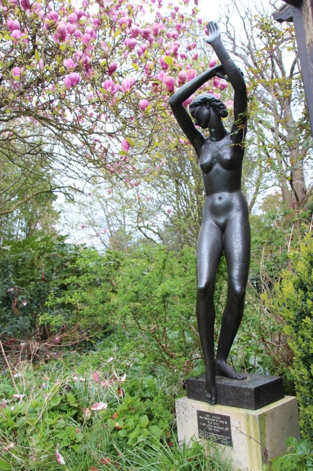 cheslyn 19-04 statue